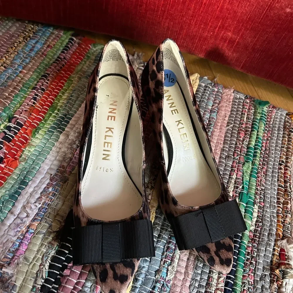 Anne Klein Animal Print Heels with Black Accent Size 6.5 - Picture 2 of 12